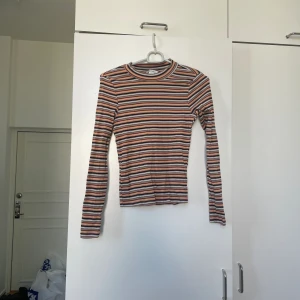 Långärmad Monki - Långärmad tröja från Monki Aldrig kommit till användning