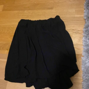Fin kjol - Säljer min svarta kjol från brandy melville eftersom den inte kommer till användning. Säljs inte längre dock är jag osäker på nyspriset, säljer då därför för det jag tycker låter rimligt!💝💝