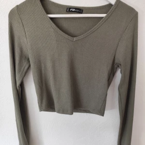 Grön tröja - Mjukt tröja, i storlek L. Stretchigt material.  Den är lite grönare i verkligheten än vad det ser ut i bilden.