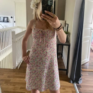 Sommarklänning - En helt ny sommarklänning ifrån ginatricot som till och med har lappen kvar! Köpte förra året men har aldrig använt den💞 