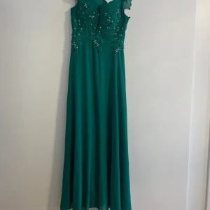 Klänning till salu  - Säljer denna vackra klänning eftersom jag är kort och den är väldigt lång på mig har haft på mig endast en gång