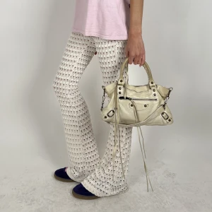 VITA SPETSBYXOR - Storlek: M Jättelånga vita spetsbyxor. Så snygga & sköna till sommaren!🍋‍🟩🌊🌞🐚