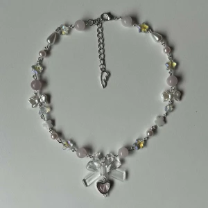 Coquette Silver & Rosa Halsband | Handgjort Halsband - Non-tarnishing, justerbar i storleken. Undvik kontakt med vatten. Alla beställningar från oss kommer fint paketerade 🤍 