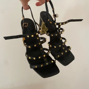 Klackar  - As snygga klackar med nitar, köpta i en butik i Spanien 🙂