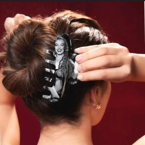 Marilyn Monro Stor Hårklämma Klämma,NY - Marilyn Monro Stor Hårklämma Klämma Med Pärldekorationer & Blomma Dekorationer , Lämplig För tjockt hår Designad av Marilyn Monro Bredd 5 cm Längden 11 cm Höjd 5 cm 