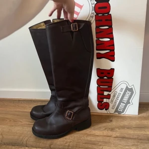Johnny Bulls - Sprinter brown - Knähöga stövlar från Johnny Bulls, liten skada på ena tån men det är inget märkbart. Dragkedjan är i koppar 👢Nypris 1799kr