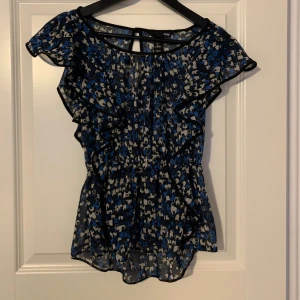 Sötaste blusen💙 - Så så så söt blus från h&m!! Skriv vid frågor🦋