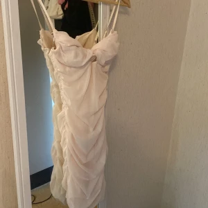 Oh polly dress - Old collection OhPolly. Köpt Vintage, helt oanvänd! Skicket är som ny.  Skriv vid frågor, mått, fler bilder😊