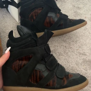 Isabel markant kilklackar - Säljer mina älskade isabel marant klackar eftersom att jag flyttar från Sverige på måndag. De har en unikt mönster med tiger ränder i skinn. Skorna är i bra skick och har tagits hans om väl🫶 