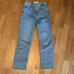 Zara Jeans - Supersnygga och Clash zara jeans som passar till allt! Orginalpris runt 400-450kr. Extremt bra skick, ser ut som oanvända och har enbart blivit använda 2-3 gånger. Pris kan diskuteras 