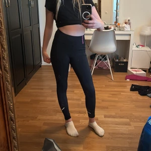 ICIW träningsbyxor - Extremt snygga och sköna oanvända ICIW byxor. Inbyggda fickor och små hål för design och svalkande effekt. Inbyggda snören som inte syns så att man kan justera till midjan. Orginalpris runt 600-800kr