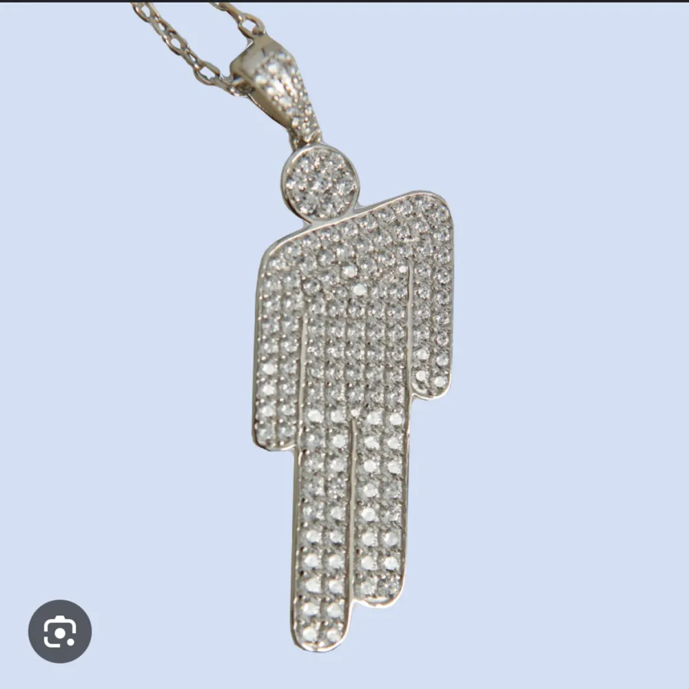 Jag söker äkta Blohsh halsband från Billie Eilishs egna hemsida. Endast det silvriga med ” diamanter ” och det i silver utan diamanter, hör gärna av dig om du säljer ❤️. Asusteet.