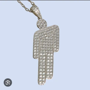 Söker Billie Eilish halsband!! - Jag söker äkta Blohsh halsband från Billie Eilishs egna hemsida. Endast det silvriga med ” diamanter ” och det i silver utan diamanter, hör gärna av dig om du säljer ❤️