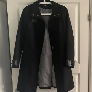 Svart Kappa - En svart kappa från H&M i mycket bra skick! 