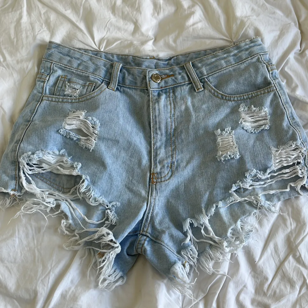 Jeansshorts i strl S💖 Jättefint skick!! Säljer då de är förstora🥰 Hör av er vid frågor etc!!. Jeans & Byxor.