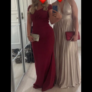 Festklänning  - Säljer denna jättefina röda festklänning, använd en gång (på bal) klänningen är i väldigt gott skick och är i stl S. Pris kan diskuteras. 