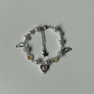 Vitt Armband med Hjärta - Gjort av non tarnishing metalltråd. 17 + 4 cm 🤍