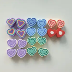 Pärlor Form: hjärtan  Färg: lila, blå, grön och röd  Antal: 20st  Skick: oanvända Kul att pyssla med. Du kan tex gör armband, halsband med dem. 