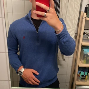 Ralph Lauren half zip - En mycket fin stickad Ralph Lauren half zip i mycket bra skick. Storlek M. Nypris runt 2500
