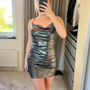 Silvrig klänning  - Silvrig klänning som sitter snyggt. Aldrig använd- som ny. Från bik bok storlek XS