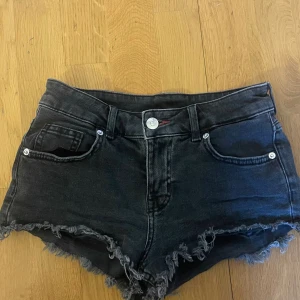 Jeanshorts!☺️ - Så fina jeans shorts perfekta till sommaren! Storlek Xs men passar även S! Kontakta vid frågor!❤️☺️