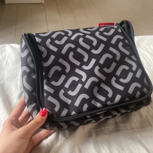 Necessär  - Fin necessär, hängande. Finns plats för mycket och tillkommer en spegel, går att ta bort💞 nypris är 369 kr. Helt ny