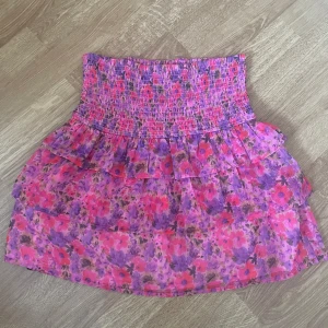 Kjol - Superfin kjol från bikbok använd fåtal gånger så i väldigt bra skick💕🥰