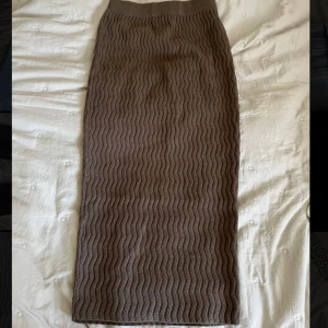 Kjol  - Mjuk och härlig kjol som bara använts 1 gångn. Den har ett stretchit material och väldigt skön att gå i. 