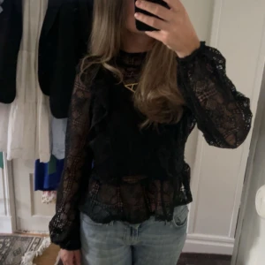 festtopp  - svart festtopp i spets, köptes här på plick