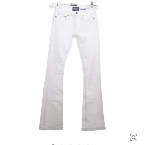 Vita crocker jeans  - Jättesnygga vita lågmidjade bootcut jeans, köpta på sellpy men säljer då de tyvärr är för små för mig 💞 