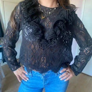 Snygg svart spetstopp!!🙌🙌🙌 - Använd bara ett fåtal gånger så är i väldigt bra skick! 