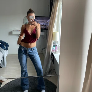 Lågmidjade bootcut jeans  - Midja: 41 cm  Innerbenslängd: 86 cm