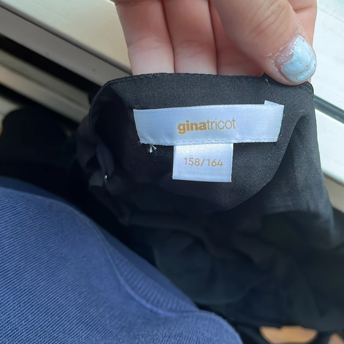 Svart volang klänning - 91