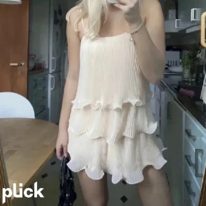 Volangklänning - Jättefin populär klänning ifrån HM som inte finns att köpa längre. Har aldrig använt den 💕superfin nu i sommar. Tryck gärna på ”köp nu”💕 