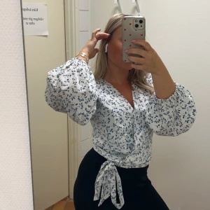 Blå vit blus från bikbok  - Jätte fin blus från bikbok  Storlek s  