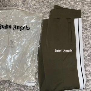 Palm angels  - Palm angels byxor olive gröna ÄKTA! Storlek M