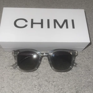 Chimi 02 - Använda sparsamt, det enda lilla är att den vänstra sidan på glasögonen är lite lösare än den högra. Alltså inte helt fast som den andra. Det gör dock ingen skillnad för hur de sitter på huvudet. Köpta på NK i Stockholm för 2 år sedan