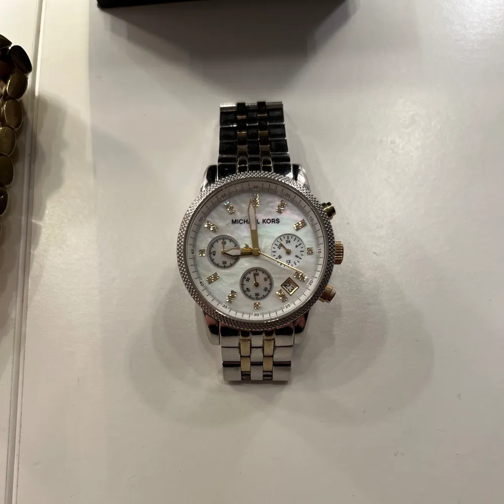 Bra skick funkar som den ska, använt den inte så värst mycket och finns inte att köpa i butik längre. Silvrig med lite guld detaljer. Kostar i vanliga fall 300 men kommer sälja den för 2500. Kan gå att få det billigare!. Asusteet.