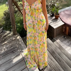 Klänning - Super fin klänning.🥰 Använd 1 gång därav som ny. Köpt på Gina Tricot för cirka 700/800 kr. 