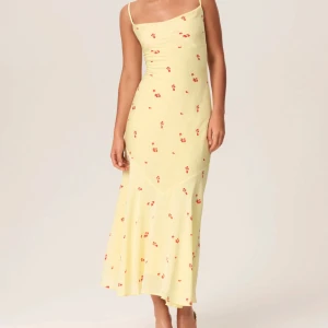 Adoore klänning  - Kollar intresset på min fina adoore klänning som är slutsåld på hemsidan.  Använd en gång så i nyskick 