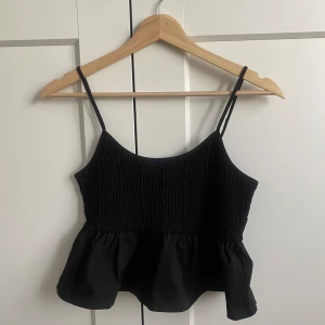 Svart volangtopp - Detta är en jättegullig och fin svart volangtopp som är perfekt till sommaren!💞 Jag säljer denna topp då den inte riktigt kommer till användning. Den är väldigt stretchig och passar XS och S.