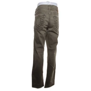 ⚖️True Religion Denim ♎️ - Ett par feta ”Trues” som jag köpt på nätet o nu inte använder längre.  Cool färg med en blandning av oliv  och brun mossa 🫒🧌 . .  📏👖 Midjemått: 100cm  Innerbenslängd: 85cm . .  Betalning går via swish 💫 Frakt med spårbar försändelse❗️📦
