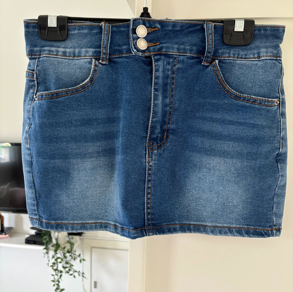 Lågmidjad jeanskjol