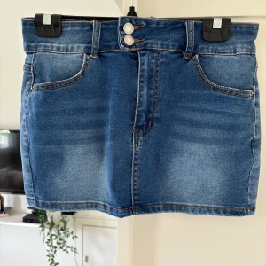 Lågmidjad jeanskjol - Säljer denna snygga minikjolen som inte kommer till någon användning. Är i fint skick. Hör av du om du har några frågor🫶🏼