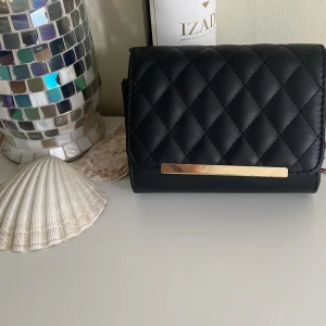 Väska - Liten axelremsväska som är lite bredare och får plats med en del, säljer då den inte kommer till användning. Väldigt fräsch utan och innan då den inte använts mycket💗