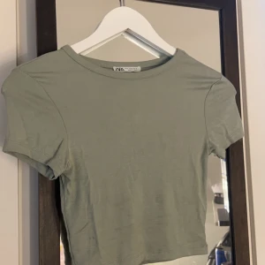 Grön croptop  - En grön mjuk croptop ifrån zara.