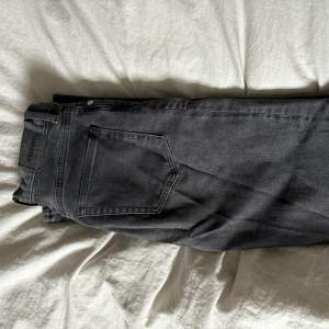 Snygga jeans som är tajta över låren och raka i benen från WEEKDAY🩷långa på mig som är 163cm💓säljer då de blivit för små! Strl W26/L32