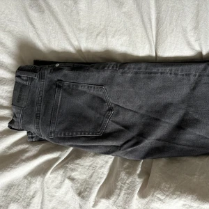 Grå jeans Weekday - Snygga jeans som är tajta över låren och raka i benen från WEEKDAY🩷långa på mig som är 163cm💓säljer då de blivit för små! Strl W26/L32