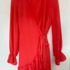 Jättefin röd/orange volang klänning från Gina tricot som är använd ca 1-2 gånger. Skriv för fler bilder, priset går att diskutera💗