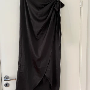 Satin kjol NA-KD  - Så snygg satin kjol från NA-KD. Använd men har mycket kvar att ge! 🥰